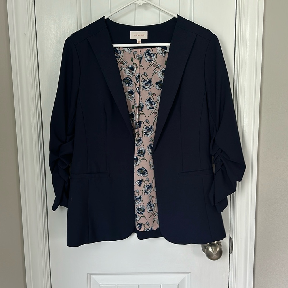 Dark blue blazer with rushed sleeves